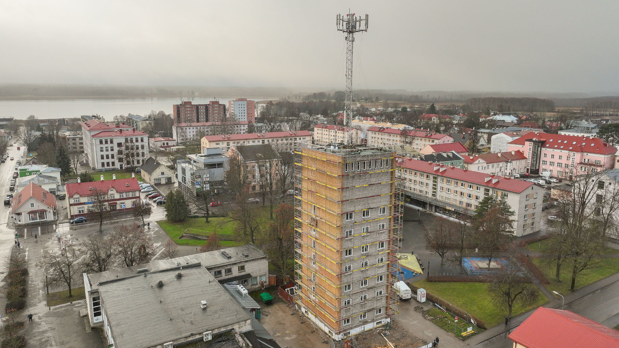 Päästjad sai inimese redelauto korvi, tõid ta alla ning juhatasid kiirabiautosse ülevaatusele. FOTO: Aigar Nagel